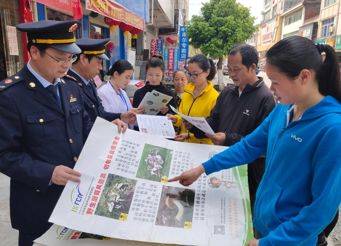 图为江西于都开展野生蘑菇危害宣传。