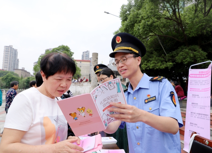 图为5月25日该局工作人员向消费者宣传安全用妆知识。