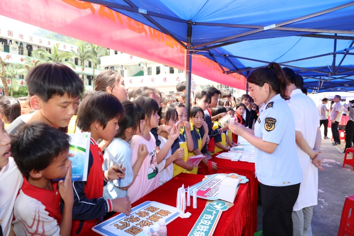 图为监管人员向小学生讲解儿童化妆品安全知识。（蓝必贤 摄）