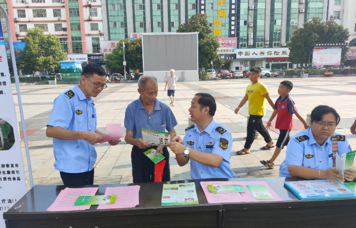 图为主办方向市民发放食品安全宣传资料。