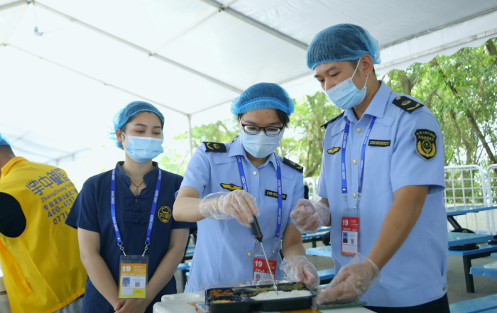 图为南宁市市场监管部门驻点工作人员对餐饮供应点快餐中心温度进行检测。