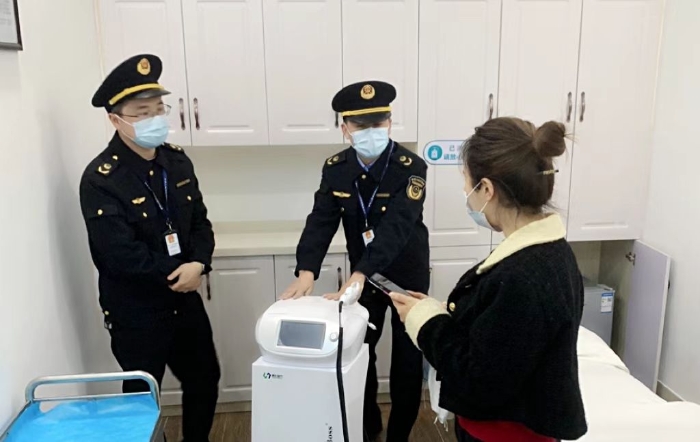 图为该局执法人员在一家医美机构内检查其药品及医疗器械使用情况。