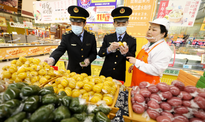 图为3月30日，相山区南黎市场监管所检查人员在一家超市检查青团等时令食品质量情况。