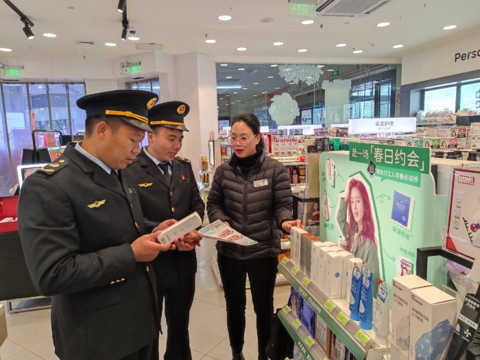 图为3月19日，该局执法人员在化妆品专卖店检查。