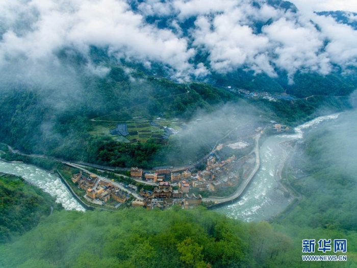 云雾缭绕的云南贡山独龙族怒族自治县独龙江乡（2019年4月16日摄，无人机照片）。新华社记者 江文耀 摄